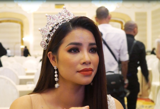 Phạm Hương khóc khi trải lòng về “cái giá phải trả” cho vương miện Hoa hậu - 3