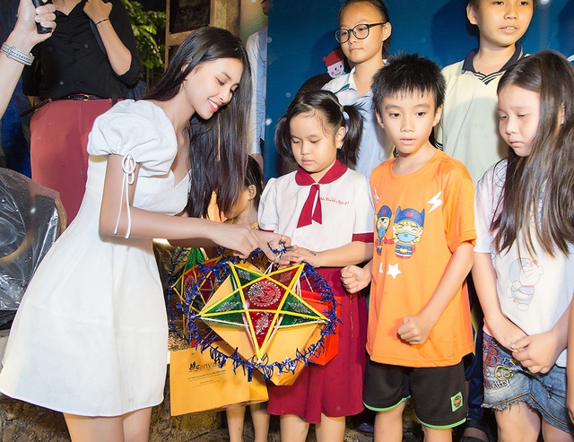 Hoa hậu Tiểu Vy, Lương Thuỳ Linh đón trung thu cùng trẻ em có hoàn cảnh khó khăn - 4