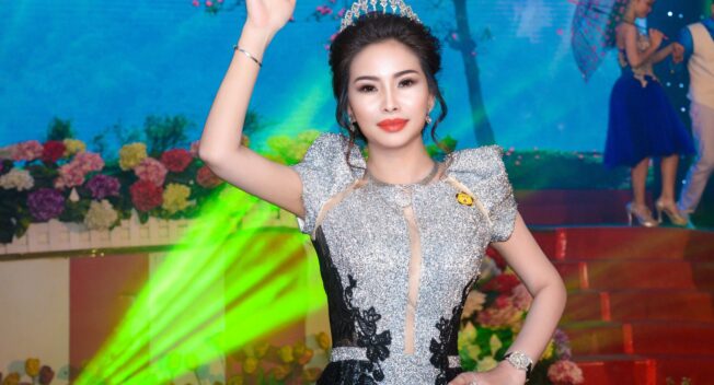 Hoa hậu Vũ Thanh Thảo nhận giải thưởng về làm đẹp