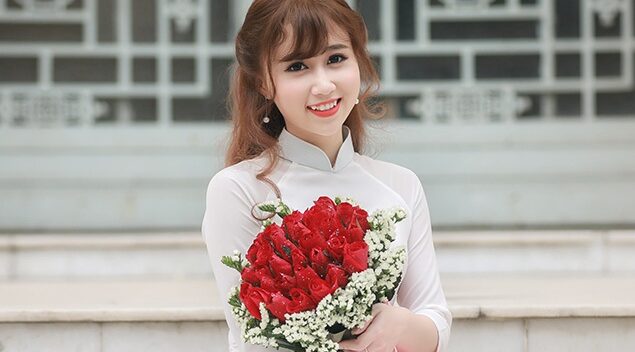 Hoa khôi trường Dược đẹp tinh khôi ngày chia tay mái trường