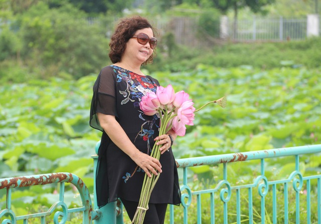  Dạo hồ, ngắm sen, hít thở bầu không khí trong lành... mang lại nhiều cảm giác thú vị khi tới đầm sen Tây Hồ. Các vị khách cũng không bỏ qua cơ hội mua sen hồ Tây chính hiệu mang về nhà. 