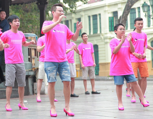 Hoàng Bách mang hẳn giày cao gót và gia nhập đội nhảy flashmob trước hàng trăm người. Nam ca sĩ muốn chứng tỏ đàn ông cũng làm được những điều phụ nữ làm.