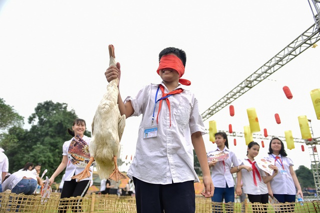 Trẻ nhỏ Hà Nội thích thú chơi bắt vịt, đập niêu tại Hoàng Thành Thăng Long - 4