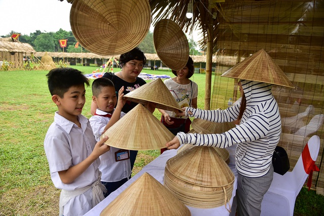 Trẻ nhỏ Hà Nội thích thú chơi bắt vịt, đập niêu tại Hoàng Thành Thăng Long - 11