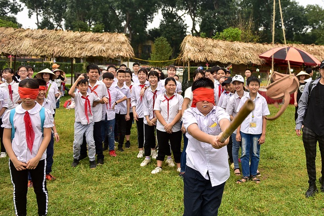 Trẻ nhỏ Hà Nội thích thú chơi bắt vịt, đập niêu tại Hoàng Thành Thăng Long - 5