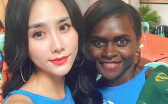 Hoàng Hạnh ghi điểm khi giúp đỡ hoa hậu Papua New Guinea