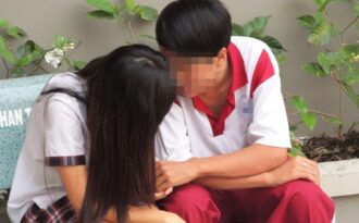 Học sinh “diễn phim tình cảm” ở trường học