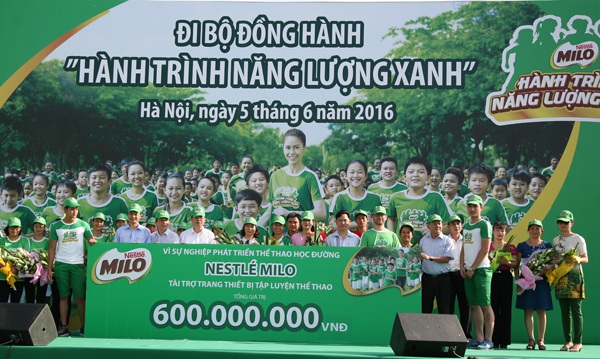 Đại diện nhà tài trợ Nestlé MILO và Sở GDĐT Hà Nội dẫn đầu đoàn đi bộ.  