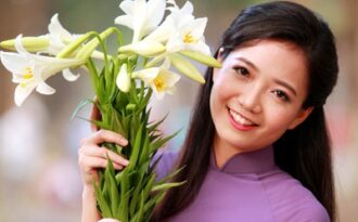 “Giáo viên hoa khôi” trường Ams khoe sắc với hoa loa kèn