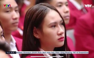 “Hot girl kiếm chém” lại gây sốt chỉ với 1 giây xuất hiện trên sóng thời sự