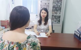 Hot girl nhà giàu nằng nặc đòi chuyển giới, lấy nữ bác sĩ tâm thần