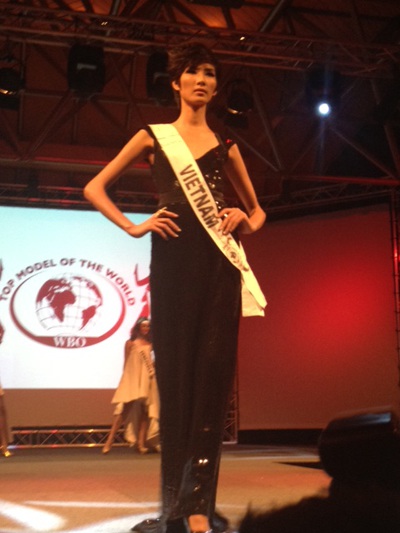 Hoàng Thuỳ nhận giải Best Catwalk Award