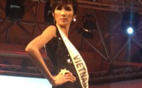 Hoàng Thuỳ nhận giải Best Catwalk Award