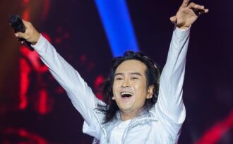 Ca sĩ Hùng Thuận “gây sốt” khi hóa thân cố nghệ sĩ Minh Thuận