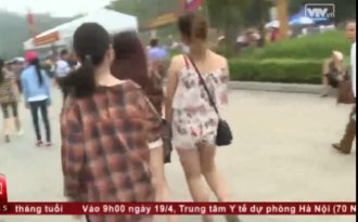Clip bạn trẻ xả rác, ăn mặc phản cảm tại lễ hội đền Hùng