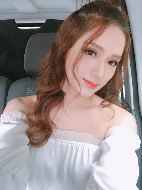 Hương Giang Idol ngày càng dịu dàng và nữ tính, một phần do người đẹp thay đổi kiểu trang điểm vá mái tóc.