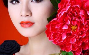 Diễm Hương mang quà tặng hình trống đồng đi thi HH Hoàn vũ