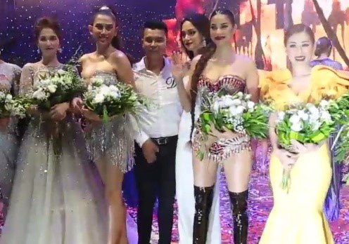 Ảnh chụp từ clip cho thấy Hương Giang Idol đứng sau lưng Phạm Hương