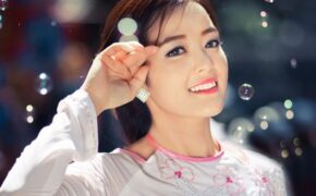 Nữ cảnh sát 9X xinh đẹp khoe sắc giữa phố Trung thu