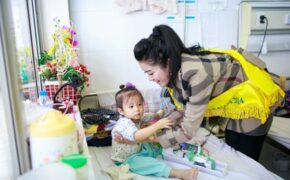 Tân á hậu Huyền My cùng hoa hậu Giáng My giúp đỡ bệnh nhân nghèo