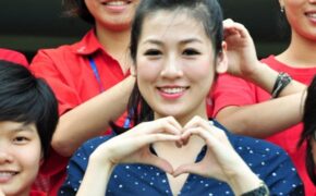 Á hậu Tú Anh giản dị đi thăm bệnh nhi viện Huyết học