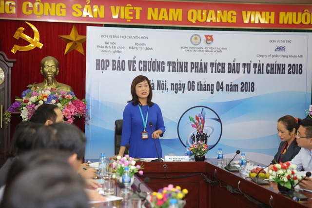 PGS.TS Nghiêm Thị Thà - Phó trưởng khoa Tài chính doanh nghiệp - HVTC, Đại diện ban tổ chức phát biểu trong buổi họp báo.