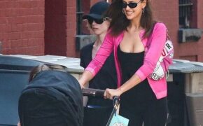 Irina Shayk trẻ trung đưa con ra phố