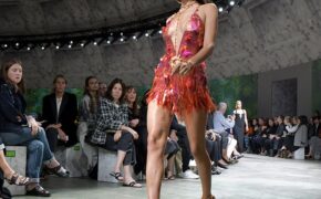 Irina Shayk quyến rũ với váy ngắn