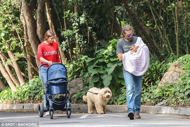  Nam diễn viên phim Lính bắn tỉa Mỹ Bradley Cooper và bạn gái - siêu mẫu Irina Shayk bị bắt gặp đưa con gái cưng Lea De Seine đi dạo ngày 4/6 vừa qua 