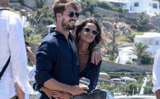 Thủ môn đội tuyển Đức hạnh phúc bên bạn gái siêu mẫu