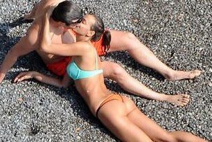 Bồ cũ Ronaldo âu yếm tình mới trên bờ biển