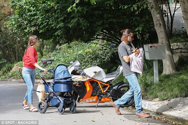  Irina và bạn trai đều là những người kín tiếng, họ không chia sẻ chuyện tình cảm của mình cũng như việc cô con gái đầu lòng chào đời như thế nào 