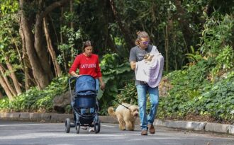 Irina Shayk và bạn trai đưa con đi dạo phố