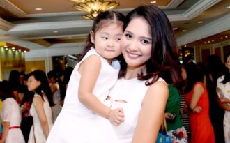 Hoa hậu Hương Giang khoe con gái xinh như thiên thần