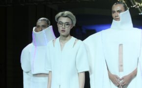 Khi trang phục được thiết kế với những… chùm đèn LED