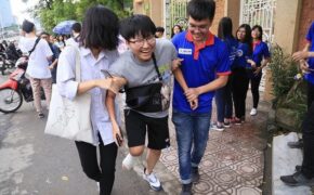 Thanh niên tình nguyện tận tình cõng thí sinh tai nạn vào phòng thi