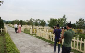 Chụp ảnh cưới ở… nghĩa trang