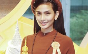 Trương Thị May nhận giải Người con của Đức Phật