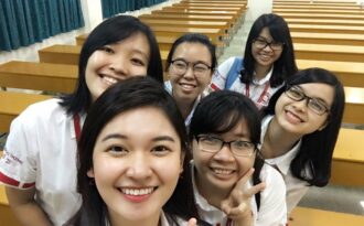 Á hậu Thùy Dung tung hình đi học khẳng định không bảo lưu