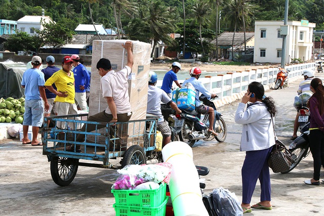  Những thiết bị điện tử được người dân xã đảo Lại Sân mua sắm ngay khi có điện lưới Quốc gia. 