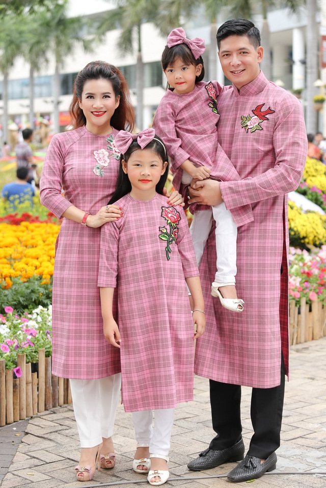  Chính vì vậy, nhân dịp xuân đến, Bình Minh đã cùng bà xã Anh Thơ và hai tiểu công chúa cùng dạo đường hoa để ghi lại những hình ảnh đầm ấm và đáng nhớ cho gia đình nhỏ của mình. 