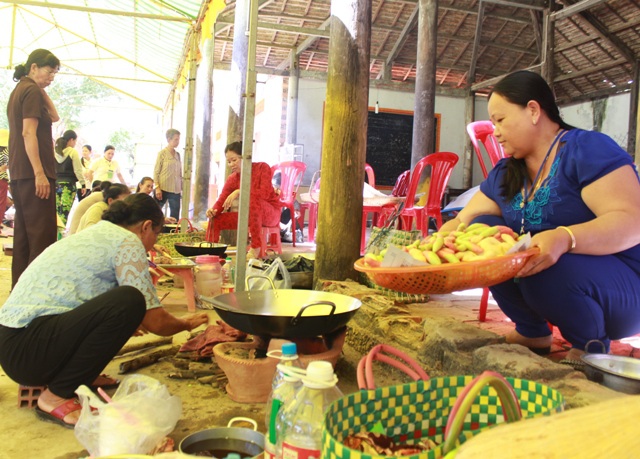 Làm bánh gừng, một loại bánh đặc trưng trong ngày Tết của người dân Khmer.