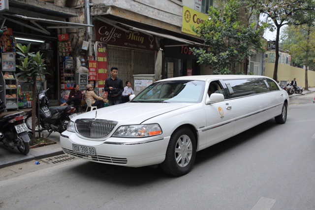 Chiếc xe Limousine đưa các ca sĩ, người mẫu, doanh nhân tới dự họp báo, Fashion show “One Night In Paris” vào chiều 12/4/2017.