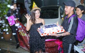 Văn Mai Hương xúc động vì được fans tổ chức sinh nhật ở cánh gà sân khấu