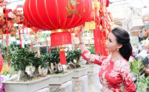 Hoa hậu Quý bà Sương Đặng tất bật sắm tết Việt trên đất Mỹ