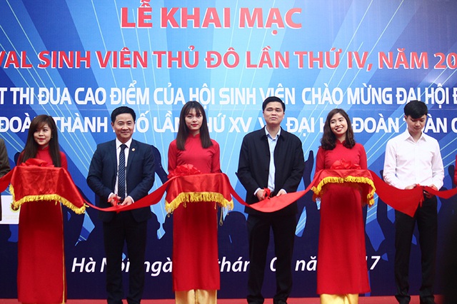  Các đại biểu cắt băng khai mạc festival sinh viên thủ đô lần thứ IV 