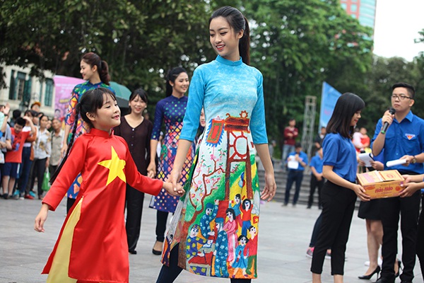 Tân Hoa hậu Việt Nam Mỹ Linh dắt tay một em nhỏ hoà chung vào điệu nhảy flashmob.