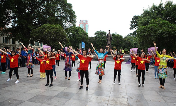 Tại chương trình, các hoa hậu Việt Nam và hơn 3000 bạn trẻ đã tham gia các tiết mục nhảy như “Việt Nam ơi”, “Quê hương Việt nam”, Những trái tim Việt Nam, Nối vòng tay lớn cùng các điệu nhảy sôi động của nước ngoài. Để lan tỏa hoạt động của chương trình, trước đó các hoa hậu cùng các bạn trẻ đã đi tặng quà cho người vô gia cư, tặng quà cho trẻ em khuyết tật, lao động ,vệ sinh môi trường để lan tỏa thông điệp tử tế với mình và mọi người xung quanh.