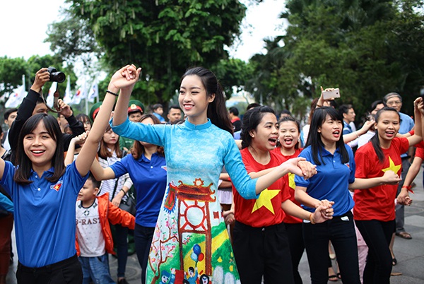  Bên cạnh các hoạt động nhảy dân vũ, nhảy flashmob, để lan tỏa hoạt động của chương trình, Ban Tổ chức cũng tổ chức các diễn đàn, talkshow Tử tế với môi trường- Tận tâm có khó, triển lãm ảnh bảo vệ môi trường Tử tế với động vật, tổ chức cuộc thi Lan tỏa sự tử tế- Xóa bỏ sự thờ ơ, talkshow Chuyện tử tế, giao lưu, tọa đàm Tử tế màu xanh, tổ chức các hoạt động phát thẻ tử tế, đổi chai nhựa, giấy vụn lấy cây xanh... 