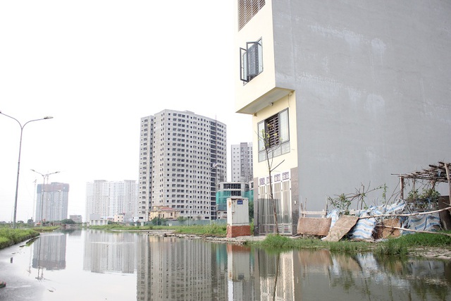 Chủ tịch phường cũng cho biết, UBND phường Yên Nghĩa đã có công văn đề nghị Công ty Sông Đáy khắc phục ngay các cống xả từ bờ kênh La Khê ra một số vị trí chảy qua phường, đồng thời thông báo cho địa phương thời gian bơm nước để phối hợp khắc phục sự cố. Ngoài ra, UBND phường đã đề nghị Đội thoát nước số 8, Công ty TNHH một thành viên Thoát nước Hà Nội nghiên cứu và có phương án xử lý hệ thống thoát nước trên địa bàn.